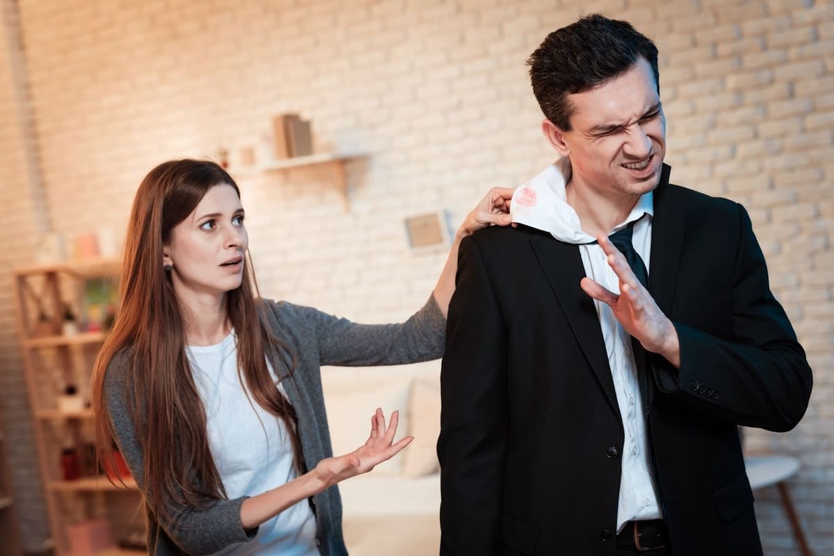 Чемодан с вещами тебе сейчас вынести? - предложила жена