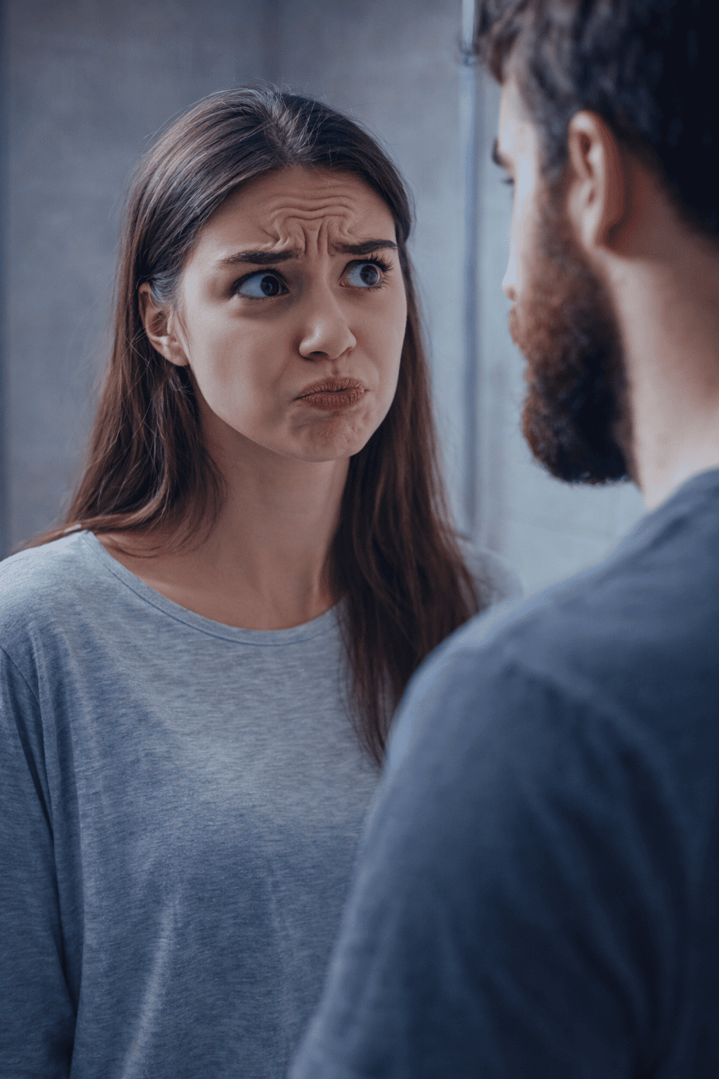 — Твои руки вечно в мазуте! От тебя воняет бензином и куревом даже после душа! Мне стыдно сказать подругам, что мой муж — автомеханик в гара