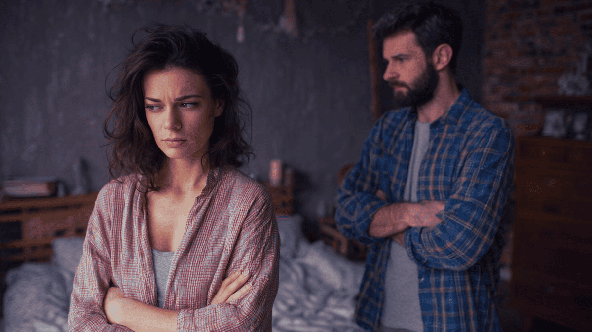 — Ты смеешься, глядя как я собираю чемодан, и говоришь, что я никому не нужна с таким характером и внешностью?! Ты утверждаешь, что осчастли