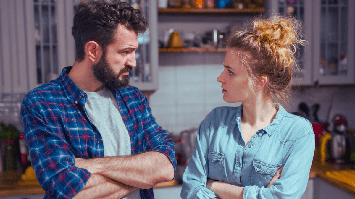 — Я купил тебе посудомойку, робот-пылесос и мультиварку! Техника делает всё за тебя! Почему дома все равно грязно?! Чем ты занята?! Ты прост