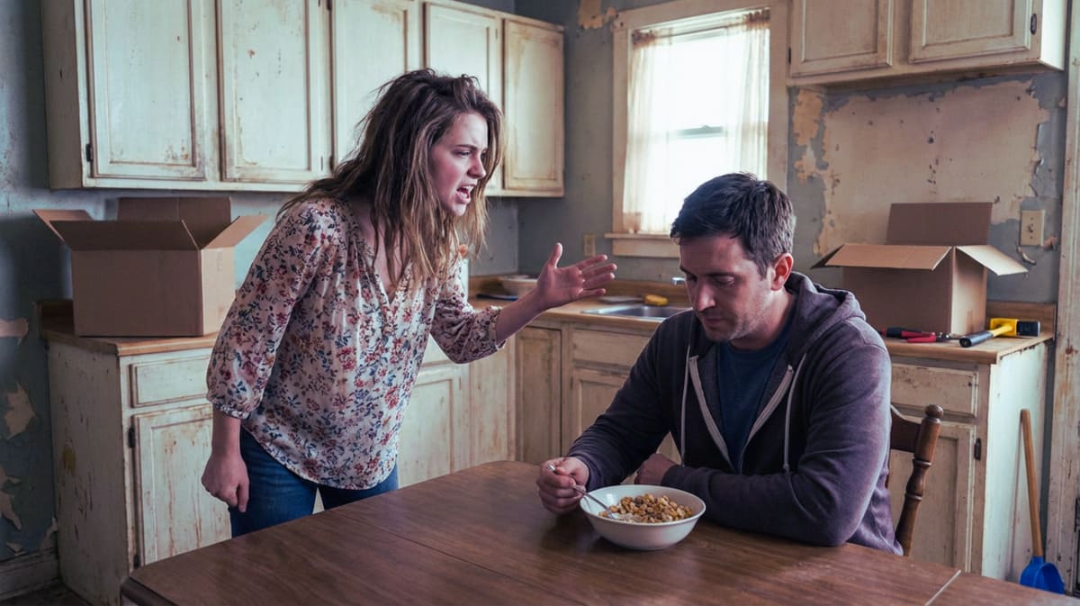 — Ты оплатил обучение в элитном вузе старшему сыну, выгребя всё из нашей ипотечной копилки! А мне сказал, что нам придется год жить с твоими