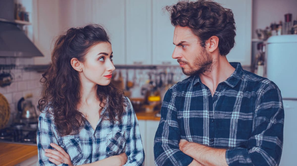 — Моему телефону уже целых семь месяцев! Какой он «нормальный»?! Все подруги уже с новыми моделями, а я как нищебродка! Я засуну его сейчас