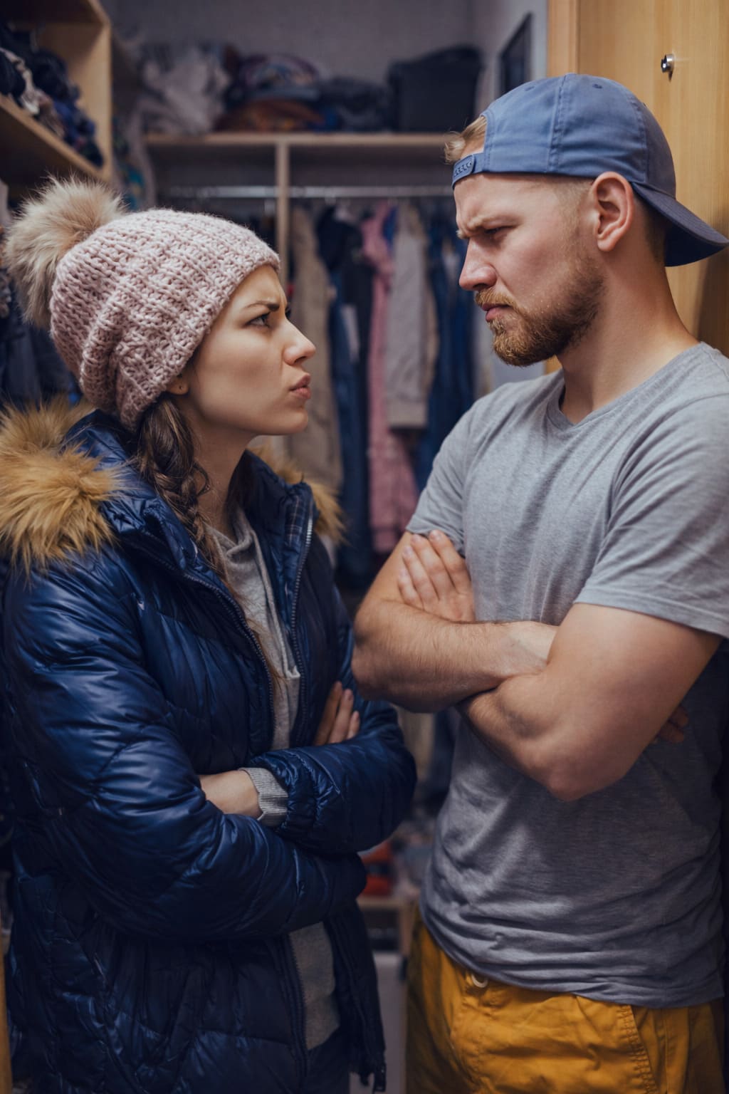 — Я тебе не кухарка и не официантка, чтобы в свой единственный выходной накрывать столы для твоей оравы мужиков! Ты пригласил их смотреть фу